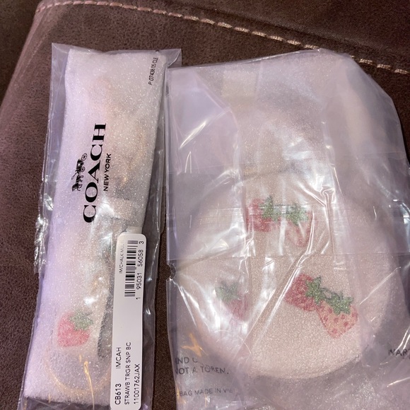 Coach trigger snap charm and Circular Coin Pouch Strawberry Print bundle - Picture 4 of 7